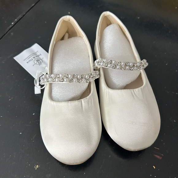 Little Girls Flower Girls Shoes - Satin with bows and rhinestones - Size 12 - Picture 2 of 9